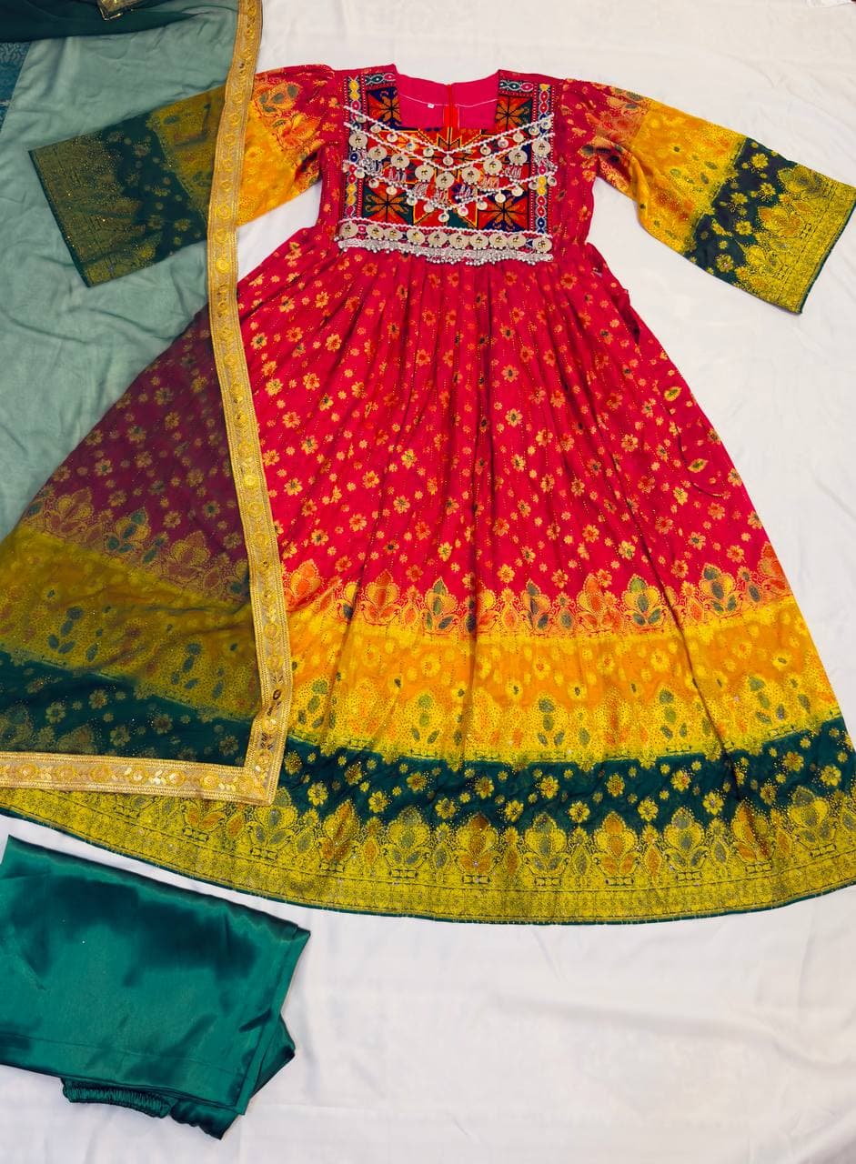 Afghanisches Kuchi-Kleid mit Münzverzierungen & mehrfarbiger Stickerei